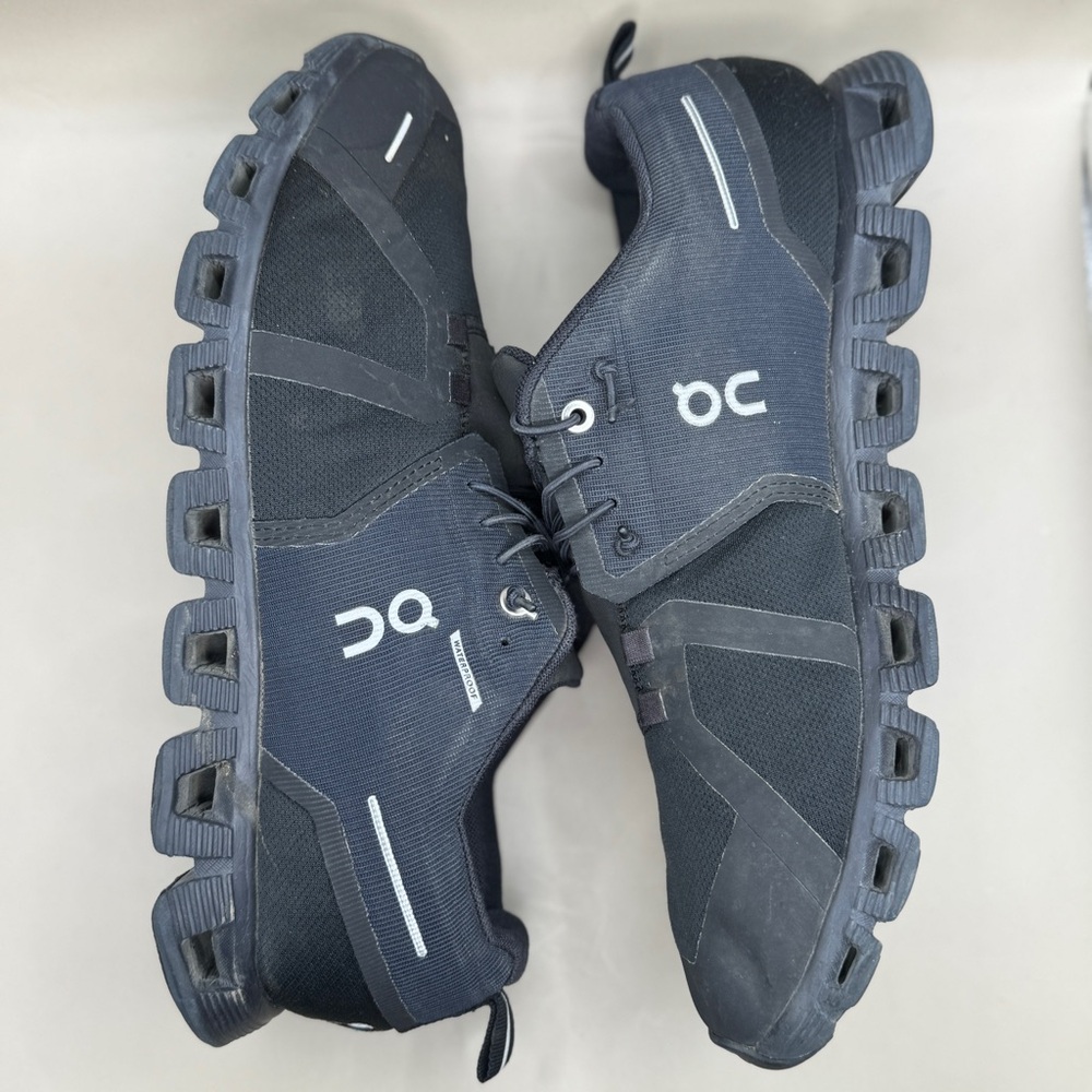 On Cloud Men’s Black Two Tone Waterproof Shoes, size 9.5 Running shoes